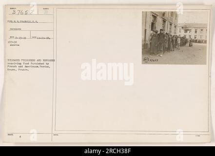 Libération de prisonniers et de réfugiés à Verdun, en France, recevant de la nourriture fournie par les forces françaises et américaines pendant la première Guerre mondiale. Cette photographie a été prise par le photographe P.VT.E.R. Trabold le 21 novembre 1919. (Image : 111-SC-37653) Banque D'Images