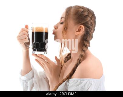 Belle serveuse Octoberfest avec bière soufflant baiser sur fond blanc, closeup Banque D'Images