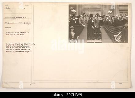 Stand d'examen à 82nd Street pendant le défilé de première Division à New York, NY. La photographie montre le major général Barry, M. Wanamaker, le général Marsh, sec. De War Baker, Gov. Smith, le maire Hyland, et d'autres fonctionnaires dans le stand d'examen. La photo a été prise par le photographe Warner le 10 septembre 1919. Banque D'Images