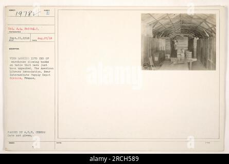 Déballage de livres dans un entrepôt de l'American Library Association près du dépôt intermédiaire Gievers, France pendant la première Guerre mondiale. Photo prise le 25 août 1918. Présenté par le caporal A.Q. Smiths.C. Photographe le 21 septembre 1918. Capturé et vérifié par A.E.P. censeur. Banque D'Images