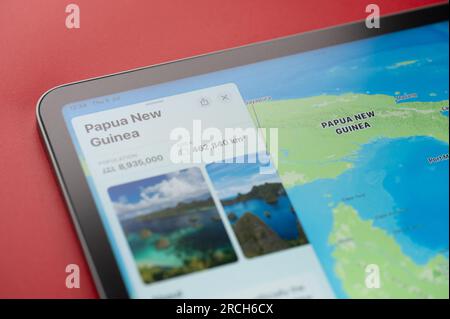 New York, États-Unis - 6 juillet 2023 : Papouasie-Nouvelle-Guinée pays sur la carte du monde à l'écran de tablette ipad vue rapprochée Banque D'Images