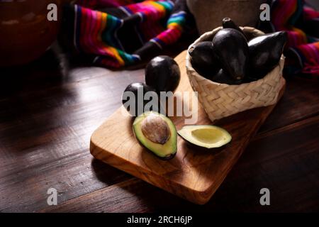 Aguacate Criollo. La récolte à la maison de 'criollo avocat', cette variété est l'ancêtre des variétés domestiquées que nous connaissons aujourd'hui, ils sont petit esprit Banque D'Images