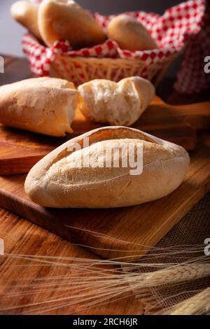 Pain roulé appelé Borillo. Boulangerie mexicaine traditionnelle. Pain blanc couramment utilisé pour accompagner la nourriture et pour préparer des sandwichs mexicains appelés Tortas. Banque D'Images