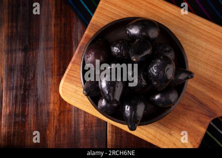 Aguacate Criollo. La récolte à la maison de 'criollo avocat', cette variété est l'ancêtre des variétés domestiquées que nous connaissons aujourd'hui, ils sont petit esprit Banque D'Images