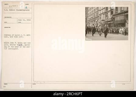 Légende : le maire John F. Hylan et son assistant, Grover Whalen, dirigent un contingent de policiers lors de la procession funéraire du major J.P. Mitchel à New York pendant la première Guerre mondiale. Image prise par un américain Photographe de cinématographie scolaire et publié le 11 juillet 1918. Banque D'Images
