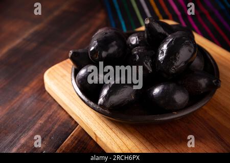 Aguacate Criollo. La récolte à la maison de 'criollo avocat', cette variété est l'ancêtre des variétés domestiquées que nous connaissons aujourd'hui, ils sont petit esprit Banque D'Images