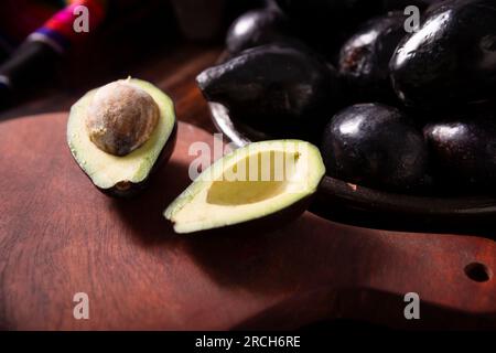 Aguacate Criollo. La récolte à la maison de 'criollo avocat', cette variété est l'ancêtre des variétés domestiquées que nous connaissons aujourd'hui, ils sont petit esprit Banque D'Images