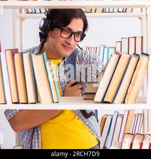 L'étudiant la préparation pour les examens à bibliothèque Banque D'Images
