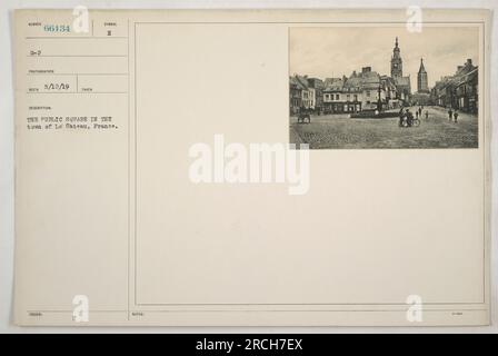 Soldats et civils se rassemblent dans la ville de le Cateau, en France pendant la première Guerre mondiale. La place publique est remplie de gens qui mènent leurs activités quotidiennes, mettant en évidence la présence de l'armée américaine dans la région. Cette image capture l'atmosphère de la vie quotidienne au milieu de l'effort de guerre. Banque D'Images