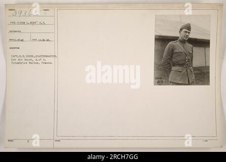 Le soldat Clyde L. Eddy du signal corps est photographié sur cette photographie, prise le 9 novembre 1918. La photo montre le capitaine S.B. Innes, quartier maître du 1e dépôt aérien à Colomby-les belles, France. Cette image est numérotée 39365 dans la série. Banque D'Images