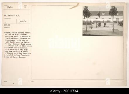 Publiée en 1918, cette photographie capture un événement capital pendant la première Guerre mondiale Le général Petain est en partie caché par un arbre alors qu'il reçoit la Médaille militaire du Président Poincaire et Clemenceau (coiffé d'un chapeau de paille). Marshall Foch se tient à l'extrême gauche derrière Poincaire et Clemenceau, tenant le bâton d'un maréchal de France qui vient de lui être présenté. Le lieu de cet événement est en provinces, Seine et Marne, France. Banque D'Images