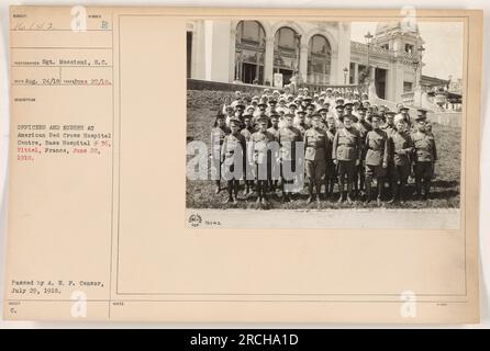 'Officiers et infirmières au Centre hospitalier de la Croix-Rouge américaine, Hôpital de base #36, Vittel, France, juin 22, 1918. Photo prise par le sergent Moscioni, S.C., le 24 août 1918, et émise avec le timbre officiel du censeur le 29 juillet 1918. La taille de la photo est de 48x².' Banque D'Images