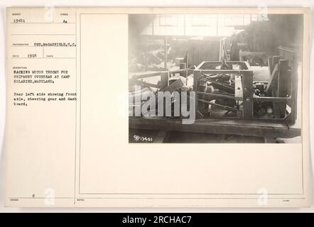 Les soldats du camp Holabird dans le Maryland emballent des camions à moteur pour expédition outre-mer pendant la première Guerre mondiale La photographie montre le côté arrière gauche d'un camion, y compris l'essieu avant, le boîtier de direction et le tableau de bord. L'image a été prise en 1918 par le sergent McGarrigle. (Légende : vue arrière de soldats emballant des camions à moteur pour expédition outre-mer au camp Holabird, Maryland pendant la première Guerre mondiale) Banque D'Images