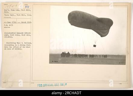 Détachement de ballons du QG à Post Field, fort Sill, Oklahoma, récupérant un ballon de type R pendant la première Guerre mondiale. La photo a été prise en mars 1918. L'image capture le ballon descendant dans un vent fort, avec des effets de vent perceptibles sur le nez du dirigeable.' Banque D'Images