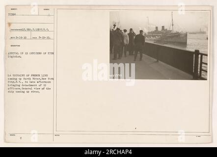 'Photographie prise le 19 février 1919 par le Lieutenant Géo.H.Lyon. L'image montre l'arrivée de 19 officiers de la 27e division sur le navire de la French Line la Touraine, sur la North River à New York. Le navire est vu remonter la rivière en fin d'après-midi. Cette photographie a été publiée avec les notes de référence 31398. » Banque D'Images