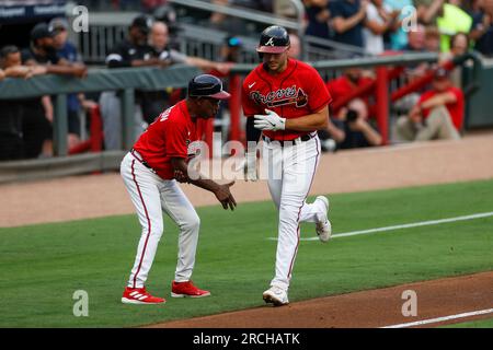 Matt Olson (28), premier joueur de base des Atlanta Braves, troisième entraîneur de base Ron Washington (37) alors qu'il célèbre un grand chelem en première manche lors d'un match de saison régulière de la MLB entre les White Sox de Chicago et les Braves d'Atlanta, vendredi 14 juillet 2023 à Atlanta, Géorgie. (Machine à sous Brandon/image du sport) Banque D'Images