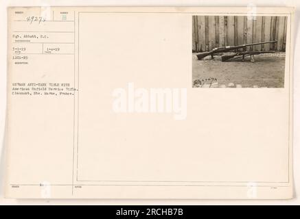 Fusil antichar allemand avec fusil de service américain Enfield est photographié à Chaumont, hte. Marne, France. La photographie a été prise le 1 mars 1919 par le sergent Abbott. L'image montre la combinaison des armes utilisées pendant la première Guerre mondiale. Le numéro d'identification de la photo est 49274. Banque D'Images