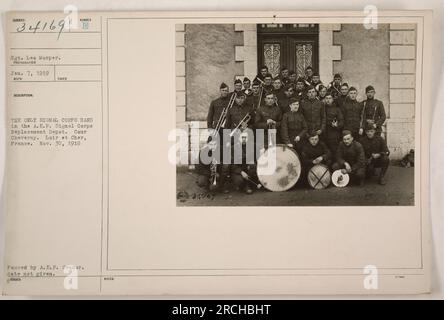 Le sergent Leo Morper est photographié ici avec le seul groupe signal corps de l'A.E.P. Dépôt de remplacement du corps de signalisation à Cour Cheverny, Loir et cher, France. La photographie a été prise le 30 novembre 1918, bien que la date précise ne soit pas fournie. Cette image a été approuvée par le censeur de l'A.E.F. Notes d'annotation références 35769 et 160.' Banque D'Images