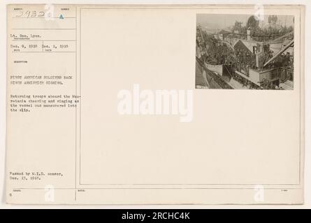 Des soldats américains acclament et chantent à bord du Mauretania alors qu'ils retournent aux États-Unis pour la première fois depuis la signature de l'armistice le 1 décembre 1918. Photographie prise par Lt. Geo. Lyon le 9 décembre 1918. Cette image a été approuvée par le censeur de la Division du renseignement militaire le 13 décembre 1918. Banque D'Images