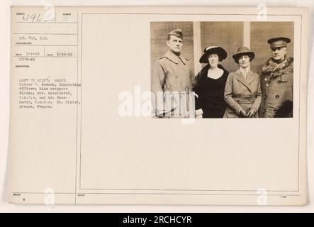 De gauche à droite : Major Oliver P. Newman, chef d'orchestre ; Mlle Margaret Wilson ; Mme Ross-David, Y.M.C.A.; M. Ross-David, rue Y.M.C.A. Dizier, Creuse, France. Cette photographie, prise le 16 janvier 1919, montre les individus mentionnés dans la description. Le lieutenant Fox du signal corps est également référencé dans les détails, bien qu'il ne soit pas représenté sur cette image. Banque D'Images