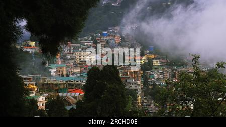 vue panoramique de la station de montagne brumeuse et nuageuse darjeeling et des contreforts de montagne de l'himalaya dans la saison de la mousson, bengale occidental en inde Banque D'Images