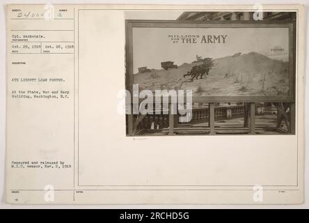 Le caporal Mackenzie posant à côté d'une affiche du 4th Liberty Loan au State, War and Navy Building à Washington, DC Photographie prise le 26 octobre 1918 par le photographe Subieject 34000. La photo a été censurée et publiée par le censeur du M.I.D. le 2 novembre 1918.' Banque D'Images