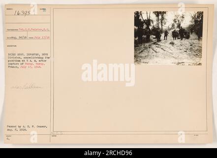 Légende : « soldats du 103e régiment d'infanterie de la 26e division, consolidant leur position à Torcy, en France, le 17 juillet 1918, après sa capture. La photographie, prise par le soldat C. E. Painter, montre les efforts déployés par l'armée américaine pendant la première Guerre mondiale. Officiellement publié comme photographie C. 16395.» Banque D'Images