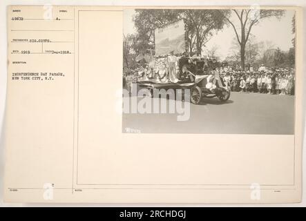 Cette image capture une vue du défilé du jour de l'indépendance à New York, New York, le 4 juillet 1918. La photographie a été prise par Sumber -15672, un photographe du signal corps. Banque D'Images