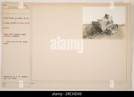 Soldats debout près d'un char à l'école Tank corps près de Langres, France pendant la première Guerre mondiale La photographie a été prise le 15 juillet 1918 par le sergent L. Rode. Il montre une vue arrière d'un char léger et a été approuvé par l'A.E.F. Censurer le 13 août 1918. Banque D'Images