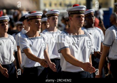 Le personnel militaire de la Marine française en préparation marche lors d'un défilé militaire. Environ neuf cents militaires et équipements des trois branches des forces armées françaises, ainsi que les services de sécurité nationale et d'urgence, ont participé à un grand défilé dans le Vieux-Port de Marseille pour commémorer la Bastille le 14 juillet. Environ 900 militaires et équipements des trois branches des forces armées françaises, ainsi que des services de sécurité nationale et d'urgence, ont participé à un grand défilé dans le Vieux-Port de Marseille pour commémorer le jour de la Bastille Banque D'Images