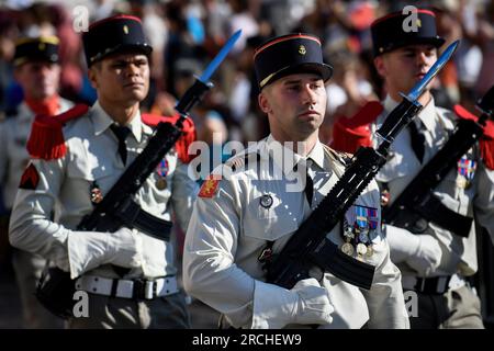 Marseille, France. 14 juillet 2023. Des membres de la marine française aperçus marchant lors d'un défilé militaire. Environ neuf cents militaires et équipements des trois branches des forces armées françaises, ainsi que les services de sécurité nationale et d'urgence, ont participé à un grand défilé dans le Vieux-Port de Marseille pour commémorer la Bastille le 14 juillet. (Photo Igor Ferreira/SOPA Images/Sipa USA) crédit : SIPA USA/Alamy Live News Banque D'Images