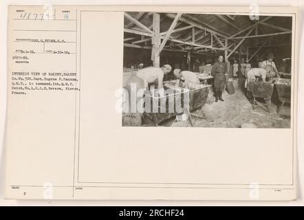 Vue intérieure de la Bakery Co. No 320, sous le commandement du capitaine Eugene F. Hannum, Q.M.C.. Cette boulangerie est située à Int. Q.M.C. Dépôt n° 1 à Nevers, Nièvre, France. La photographie a été prise le 10 janvier 1919 par le sergent G. Ryden et porte le numéro 487721. Banque D'Images