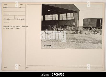 Un tracteur transportant des faucheuses à Love Field, Texas. Cette photographie, numérotée 111-SC-25593, a été prise le 28 août 1918. Il a été reçu par le photographe en 1919. Le symbole de description 18 : au est associé à l'image. Des notes supplémentaires suggèrent de renvoyer aux notes 15595 3 à 000. Banque D'Images