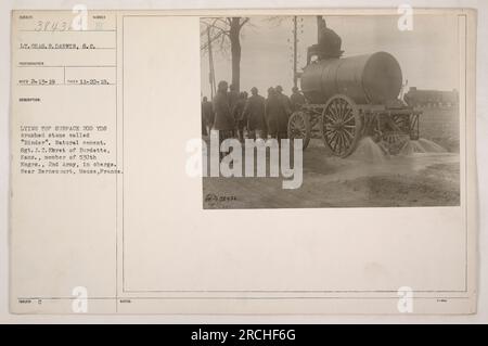 Sergent J.C. Frret de Burdette, Kansas, membre du 530e génie de la 2e armée, est représenté allongé sur la surface supérieure d'une zone de pierre concassée de 200 mètres connue sous le nom de « Binder », qui est faite de ciment naturel. La photographie a été prise le 20 novembre 1918, près de Bernecourt, Meuse, France. (111-SC-38436) Banque D'Images