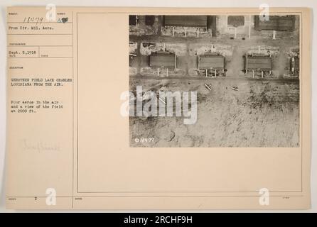 Photographie aérienne prise par le directeur de l'aéronautique militaire le 5 septembre 1918, de Gerstner Field à Lake Charles, Louisiane. L'image montre quatre avions en vol et donne une vue du champ à une altitude de 2000 pieds. Copie identique. Notes : 18479. Banque D'Images