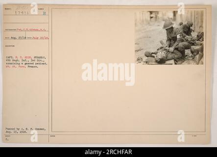 Légende : Capitaine F. T. Rice, chirurgien, 4e Régt. INF., 3e Div., examinant un patient gazé au Mt. St. FERE, France. La photographie a été prise par le soldat J. E. Gibbon le 22 juillet 1918. L'image montre l'évaluation médicale d'un soldat affecté par des gaz toxiques pendant la première Guerre mondiale Date de réception : 27 août 1918. Approuvé par A.E.P. Censurer le 13 août 1918. Remarques : aucune. Banque D'Images