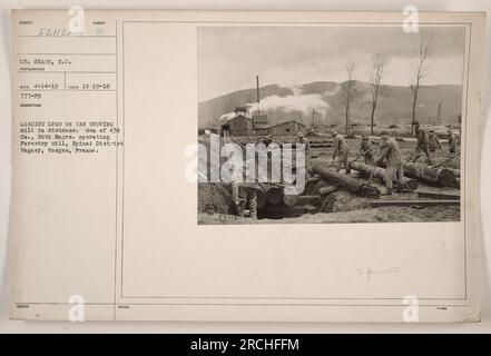 Des hommes de la 43e compagnie, 20e ingénieurs, sont vus charger des grumes sur une voiture avec un moulin au loin. La photographie a été prise dans le district d'Épinal de Vagney, Vosges, France, le 19 décembre 1918. Cette image fait partie d'une collection d'activités militaires américaines pendant la première Guerre mondiale. Banque D'Images