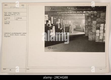 Vue intérieure du dépôt Quartermaster n° 1, situé au premier étage à Londres, Angleterre. La photo capture le sergent Chas. Donnelly et le caporal D.Kelly inspectent les fournitures. Prise le 15 avril 1919 par le photographe 1291-F9. Cette image a reçu le numéro 10 et a été émise le 29 janvier 1919. 51340 est le sujet identifié sur la photographie. Banque D'Images