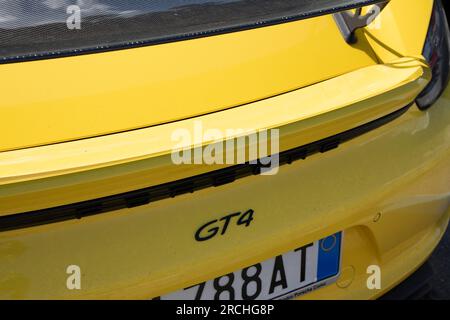 Bordeaux , France - 06 27 2023 : marque Porsche gt4 logo jaune et signe texte sur le nouveau véhicule de sport automobile moderne à l'arrière Banque D'Images