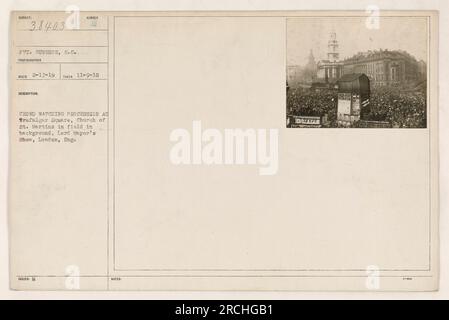 Une foule se rassemble à Trafalgar Square à Londres, en Angleterre, pour assister à une procession pendant le Lord Mayor's Show. L'église de St. Martins peut être vu en arrière-plan. Cette photographie représente le soldat Gunshor de Caroline du Sud. Prise le 9 novembre 1918, et l'image est étiquetée 38403. Banque D'Images