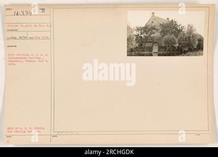 VP. 1st Cl., H.V. De vol de la 27e division, N. Y. N. G. se tient devant le bâtiment du siège de la division à Ouderzeel, en France, le 5 juillet 1918. Cette photographie a été prise par un photographe inconnu à cette date et reçue par le censeur des Forces expéditionnaires américaines le 24 août 1918. L'image est étiquetée avec le numéro 16334 et conservée pour un usage officiel seulement. Banque D'Images