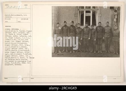 Officiers de transmissions de diverses unités de la 32e division, dont le lieutenant Ellis R. Tuerpe, le lieutenant Edwin W. Allen, le lieutenant Elmer G. Meyer, le lieutenant-colonel John Scott, le lieutenant Russel S. Kendrick, le lieutenant Franklin A. Greene, le lieutenant Charlie R. Cartherine, le lieutenant Howard P. Safford, Et le lieutenant Melvin G. Moore, pose pour une photographie à Rengsdorf, en Allemagne. Banque D'Images