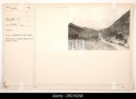 Soldats du Motor transport corps (M.T.C.) en route vers la côte. Cette photographie les montre entrant dans un canyon en route vers Ogden, Utah. Prise par le sergent Lacy le 8 novembre 1919, l'image fait partie de la collection étiquetée FindingAid NUMÉRO 64 318 pour le transport. Banque D'Images