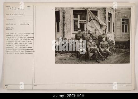 Officiers résidant dans les quartiers du commandant général de la 42e division à Ahrweiler, Allemagne. De gauche à droite : 1e rangée - Col. Wm. N. Hughes Jr., major général C.A.F. Flagler, et le lieutenant-colonel Stanley M. Rambough ; 2e rangée - Capitaine James M. Boyd, Major R.H. Bertram, Maj Robert J. McGill et Lieut. H.W. Fletcher. Ahrweiler, Allemagne. Photographie prise le 8 janvier 1919. Banque D'Images