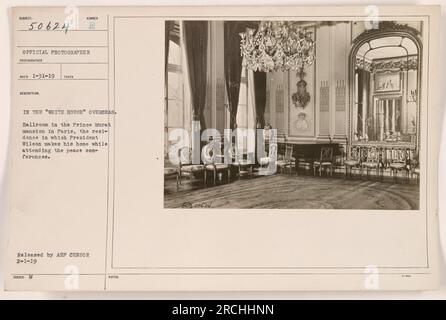 Salle de bal dans le manoir Prince Murat à Paris, utilisée comme résidence du Président Wilson pendant les conférences de paix. La photographie a été prise par un photographe officiel et reçue le 31 janvier 1919. Il montre le chirurgien ou le personnel médical dans la «Maison Blanche» à l'étranger. La photographie a été publiée par AEP le 1 février 1919. Banque D'Images