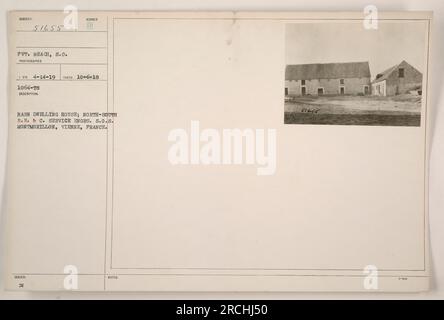 Une maison d'habitation de grange appartenant aux ingénieurs de chemin de fer et de construction Nord-Sud à Montmorillon, Vienne, France, pendant la première Guerre mondiale. La photographie a été prise par Private Beach le 6 octobre 1918, avec le numéro de sujet 51655. Les notes du photographe indiquent que la photo a été rendue disponible le 14 avril 1919. Banque D'Images