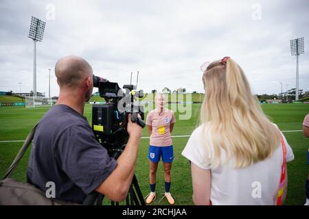 L'anglaise Chloe Kelly s'adresse aux médias lors d'une séance d'entraînement au Sunshine Coast Stadium, Queensland, Australie. Date de la photo : Samedi 15 juillet 2023. Banque D'Images