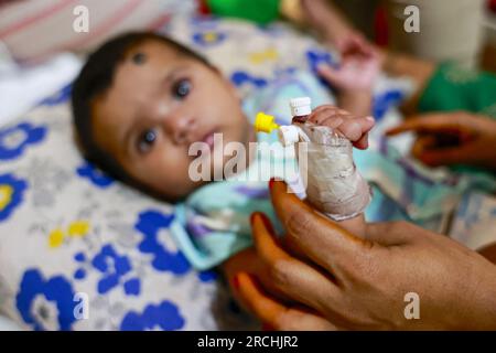 Les enfants atteints de dengue reçoivent un traitement médical dans un hôpital, à Dhaka, au Bangladesh, le 14 juillet 2023. La dengue a été multipliée par cinq entre le 1 janvier et le 31 mai de cette année au Bangladesh. Les enfants âgés de moins de 15 ans souffrent le plus de la dengue. Les taux d'infection par la dengue sont généralement élevés pendant la mousson et dans les bidonvilles. Quatre variantes de ce virus ont été identifiées. Si infecté avec plus d'une variation ou pour la deuxième fois, la gravité de l'infection est beaucoup plus intense. Puisque de nombreux enfants sont diagnostiqués avec la dengue pour la deuxième ou la troisième fois non Banque D'Images