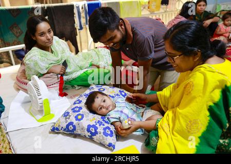 Les enfants atteints de dengue reçoivent un traitement médical dans un hôpital, à Dhaka, au Bangladesh, le 14 juillet 2023. La dengue a été multipliée par cinq entre le 1 janvier et le 31 mai de cette année au Bangladesh. Les enfants âgés de moins de 15 ans souffrent le plus de la dengue. Les taux d'infection par la dengue sont généralement élevés pendant la mousson et dans les bidonvilles. Quatre variantes de ce virus ont été identifiées. Si infecté avec plus d'une variation ou pour la deuxième fois, la gravité de l'infection est beaucoup plus intense. Puisque de nombreux enfants sont diagnostiqués avec la dengue pour la deuxième ou la troisième fois non Banque D'Images