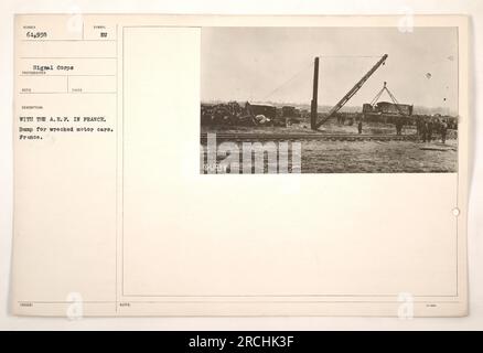 Un dépotoir pour les voitures à moteur naufragées en France pendant la première Guerre mondiale, capturé dans cette photographie par un photographe de signal corps. L'image montre une grande quantité de véhicules endommagés stockés dans la décharge. Environ 61 938 véhicules ont été recensés dans cette décharge particulière. Banque D'Images